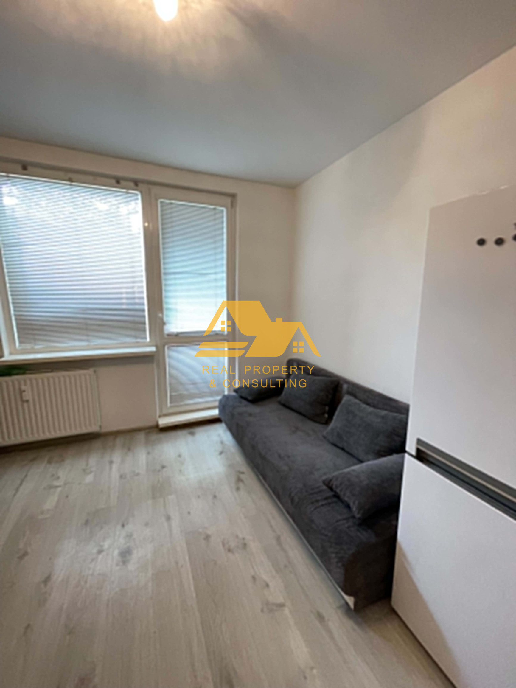 Prenajmem garzónku s balkónom neďaleko centra v Nových Zámkoch – fotografia 4