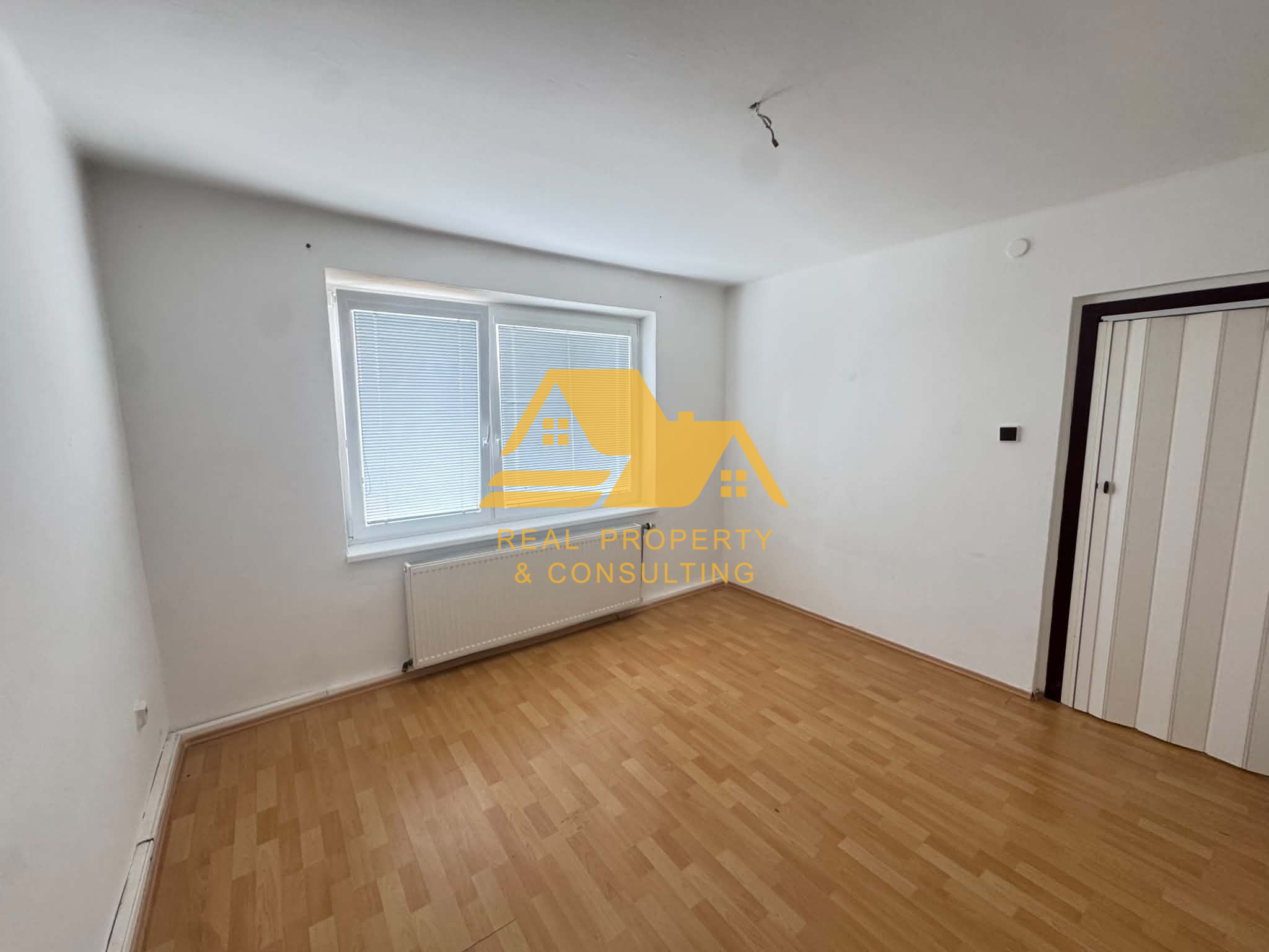 Exkluzívne! Predám 4 izbový byt na Mládežníckej ulici v Palárikove – fotografia 1