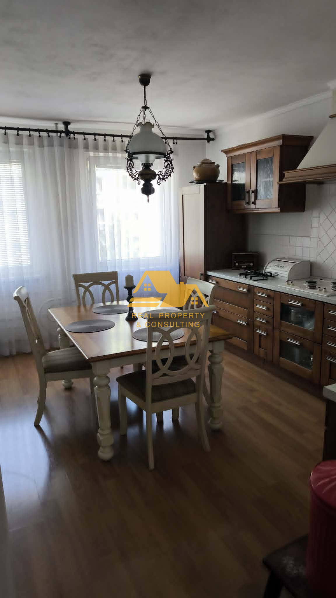 Predám prerobený 2 izbový byt s loggiou v Nových Zámkoch – fotografia 1