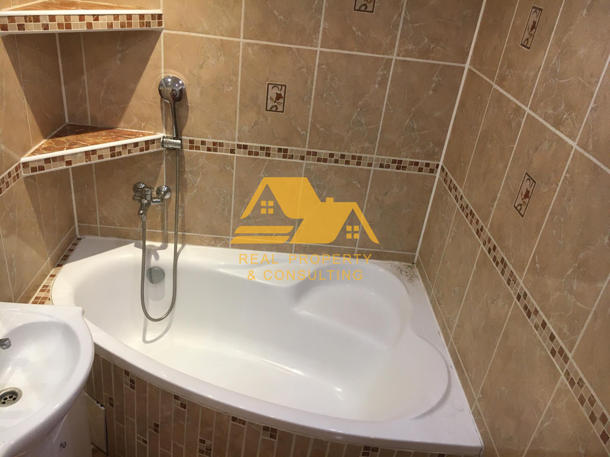 Exkluzívne!Predám 3 izbový byt s 2 balkónmi v Nových Zámkoch – fotografia 3