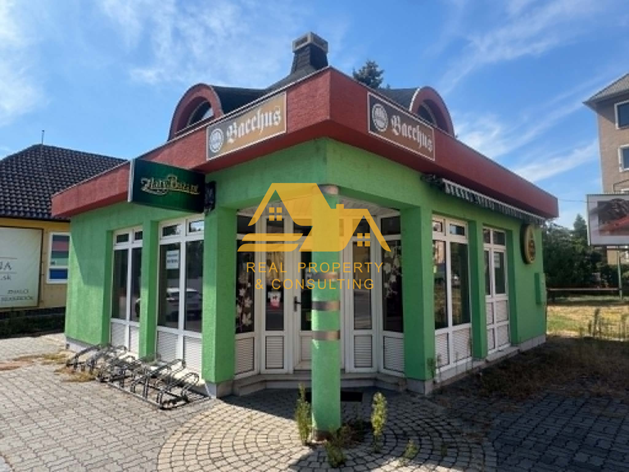 Predám budovu s obchodným duchom v centre Nových Zámkov – fotografia 2