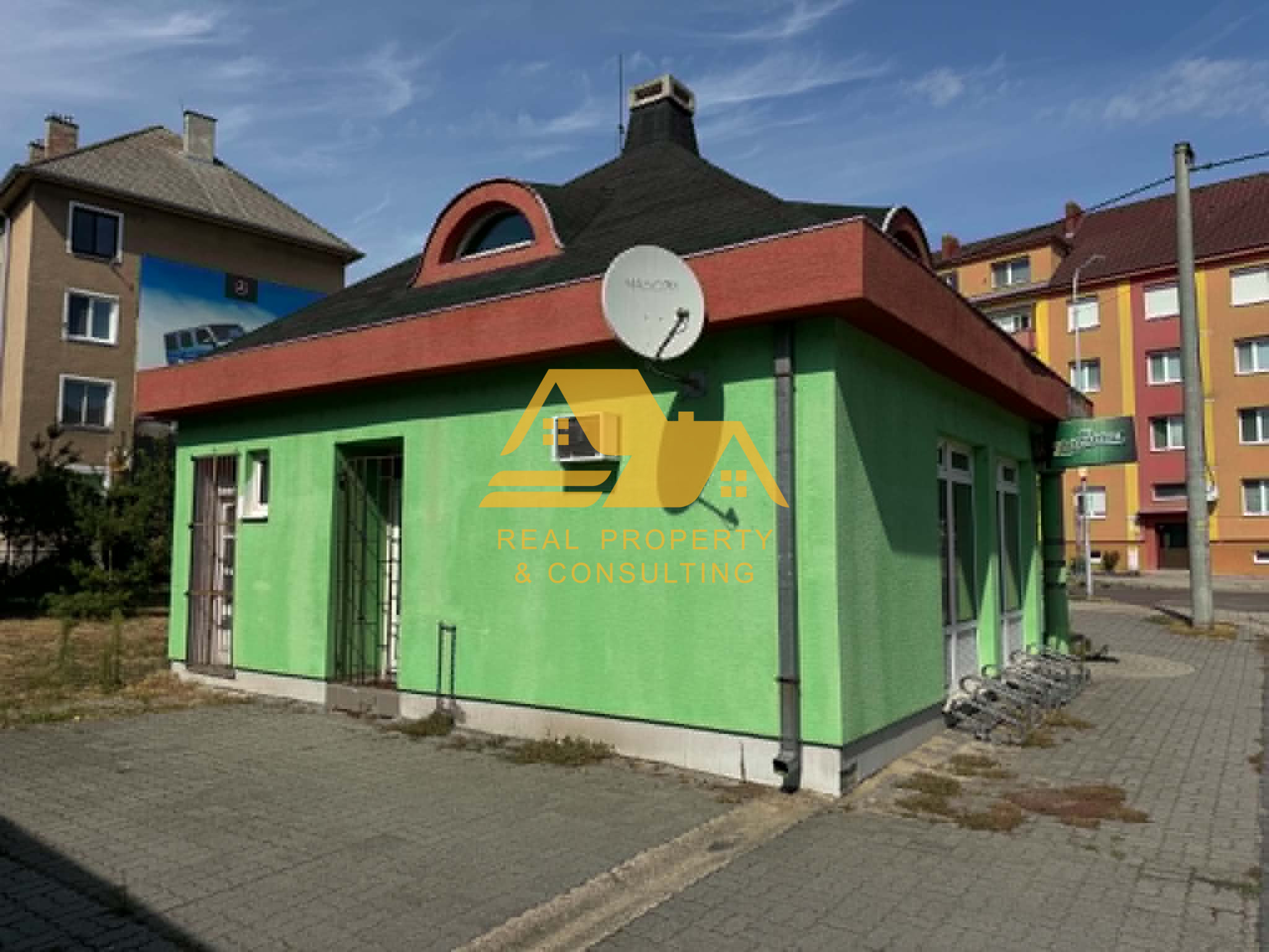 Predám budovu s obchodným duchom v centre Nových Zámkov – fotografia 9