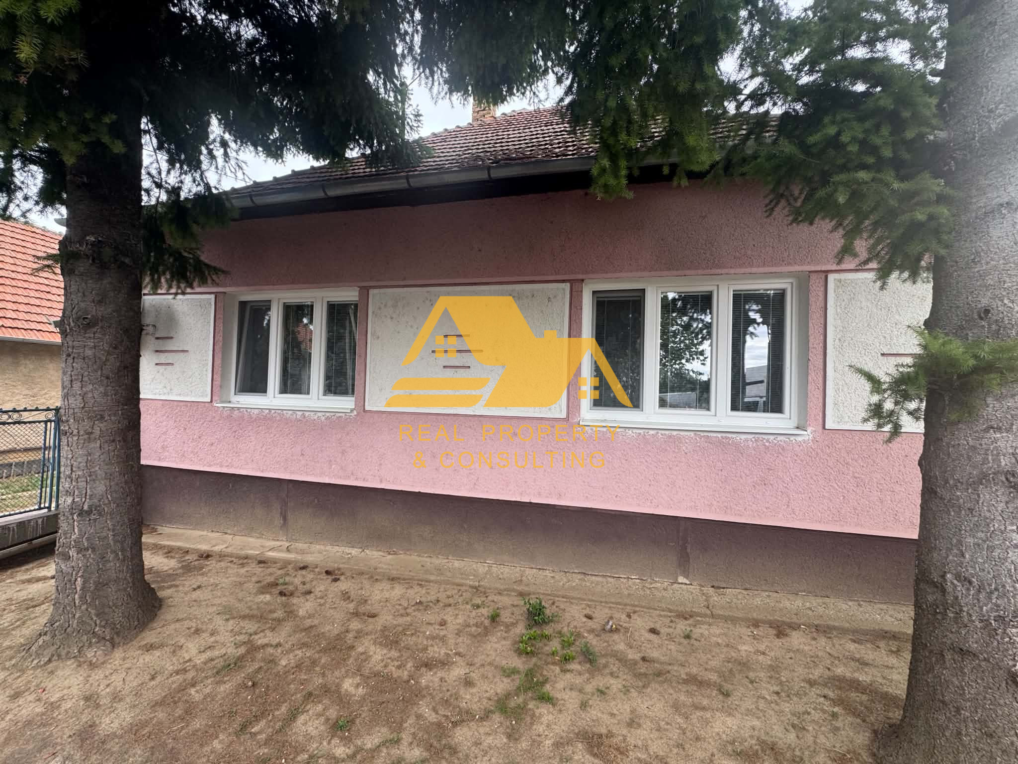 Predám rodinný dom s veľkým pozemkom v obci Černík – fotografia 1