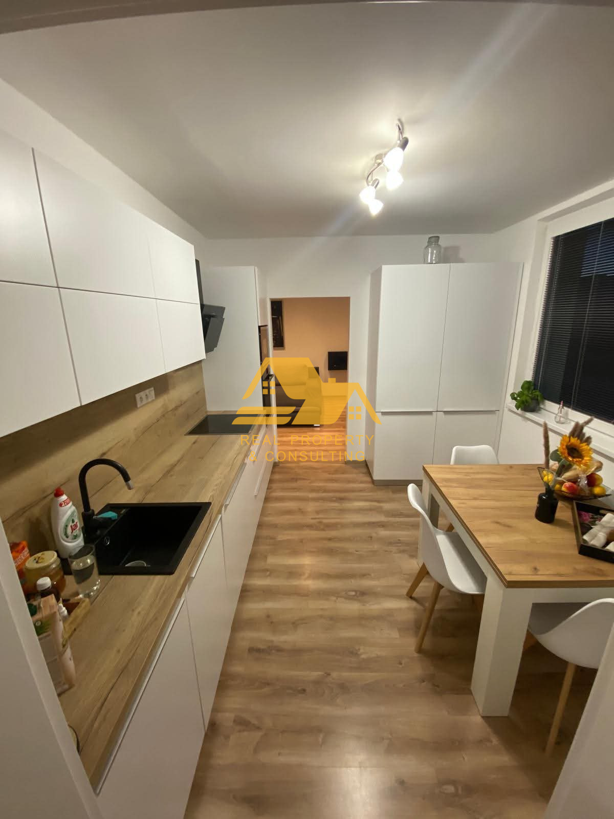 Prenajmem pekný 3 izbový byt s balkónom v Nových Zámkoch – fotografia 2