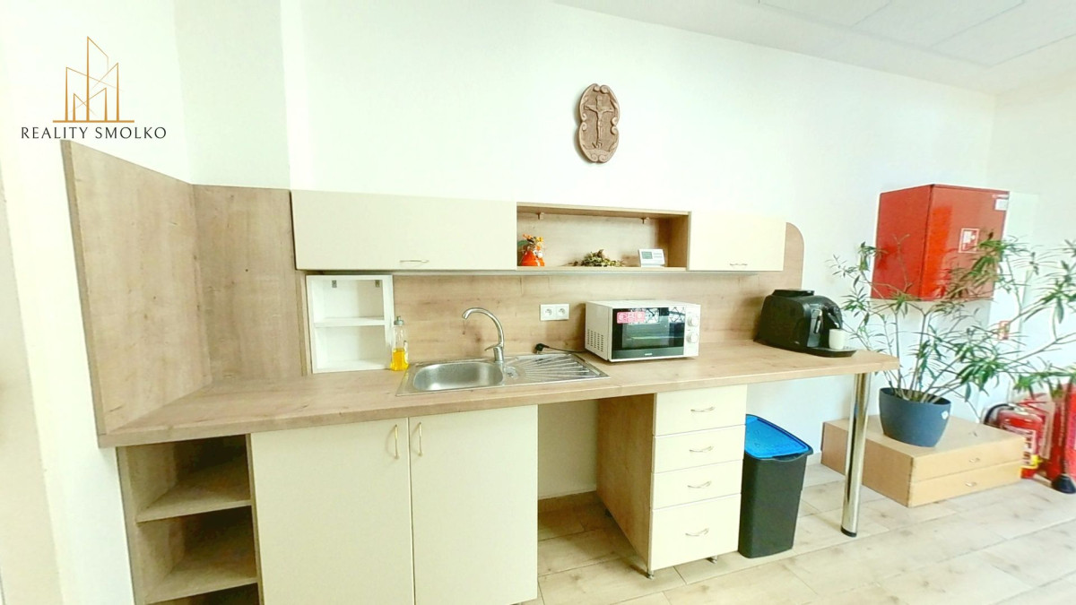 Prenájom komerčných priestorov v centre mesta Spišská Nová Ves – fotografia 2