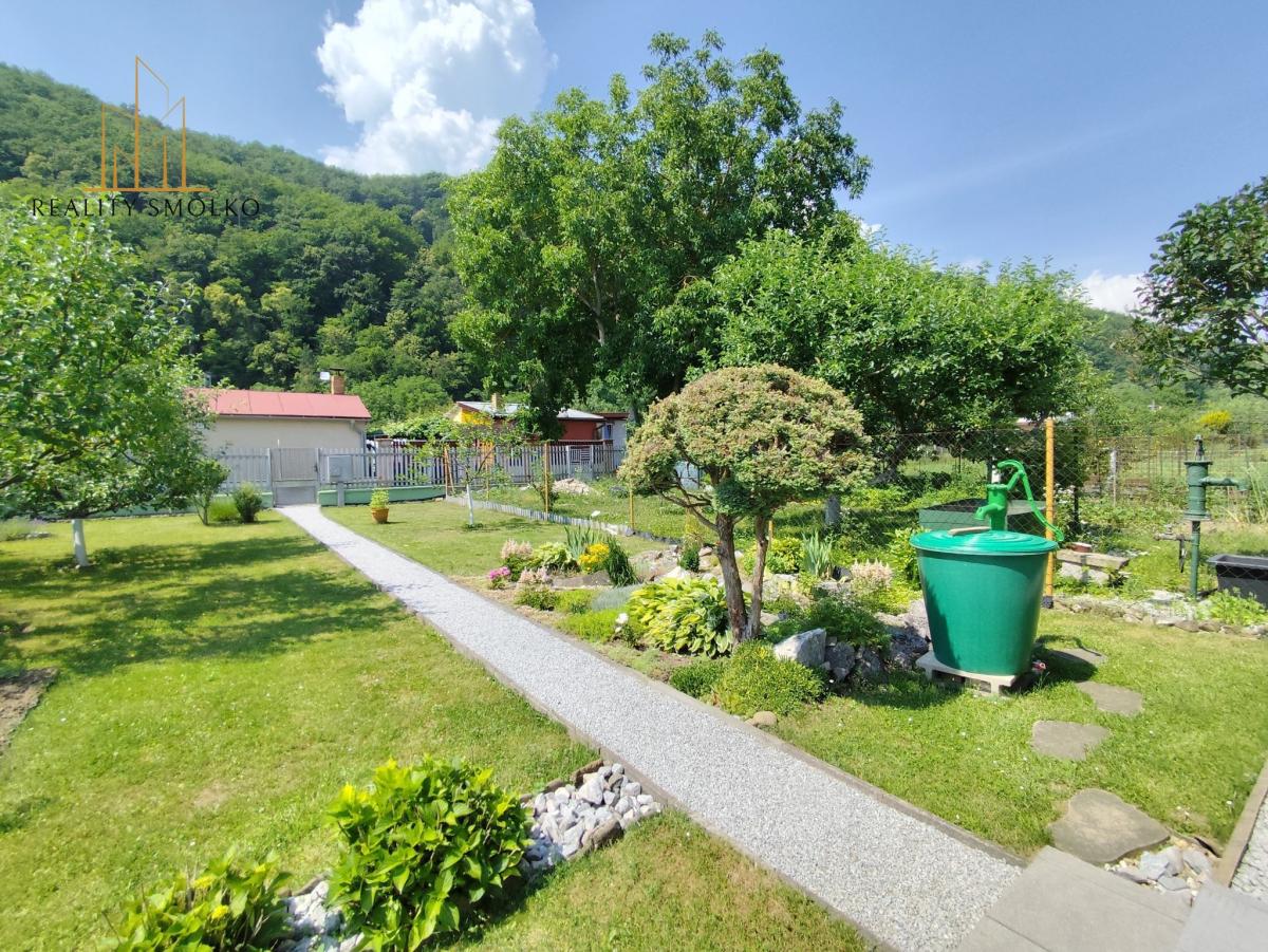 Predám pozemok s čarovnou záhradou a záhradným domčekom – fotografia 2