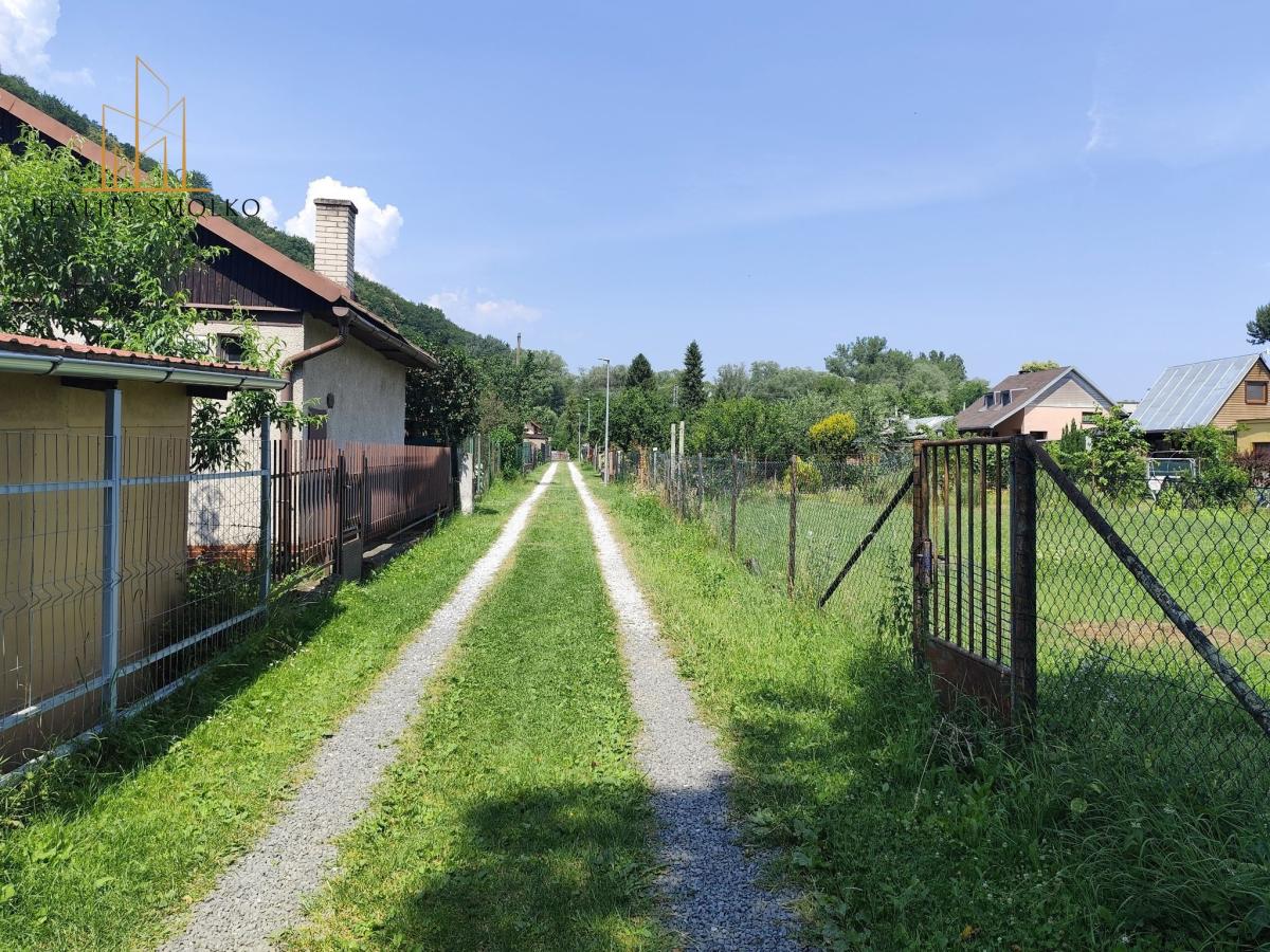 Predám pozemok s čarovnou záhradou a záhradným domčekom – fotografia 5